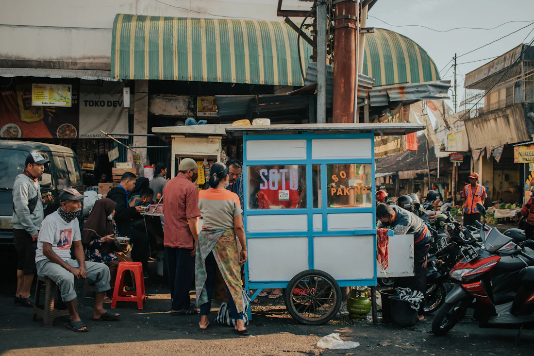 Gerobak Soto Pak No di pasar tradisional — pemilik usaha kecil yang jadi target pengguna Yuktanya